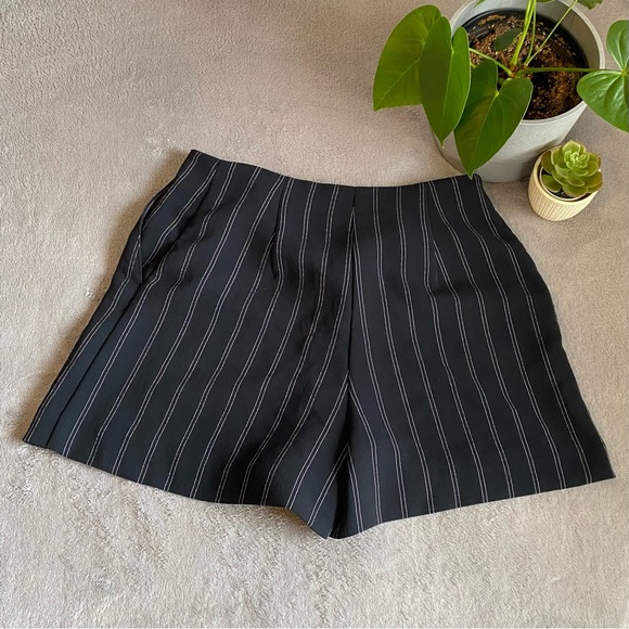 Aritzia Wilfred black pinstripe dress shorts size 0 - Picture 3 of 8